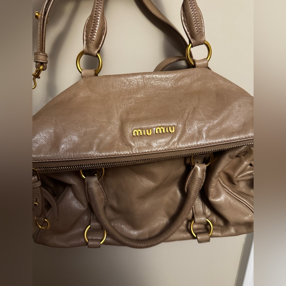 Miu Miu Vitello Shine - Leather Shoulder Bag in Cammeo - Picture 9 of 13